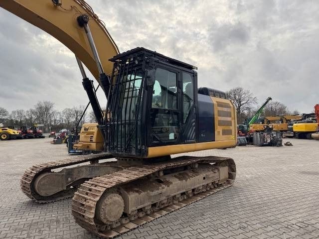 2017 Caterpillar 326FLN crawler excavator, side view 2017 Caterpillar 326FLN crawler excavator, side view