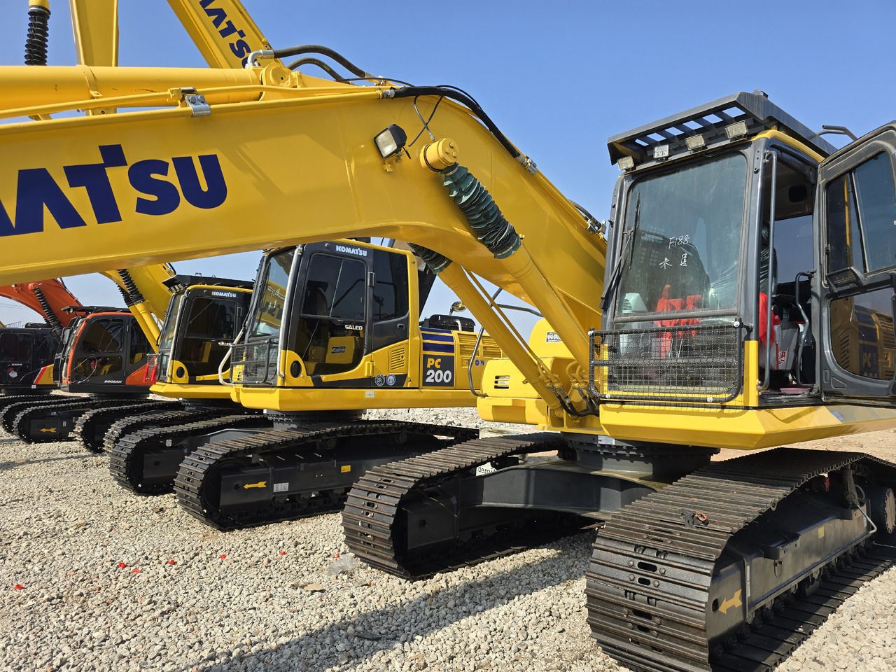 Escavatore cingolato Komatsu PC200-8 del 2024, vista laterale