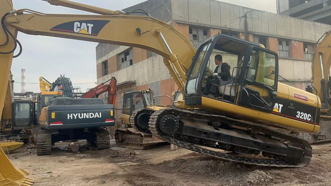 2018 Caterpillar 320CL crawler excavator, side view 2018 Caterpillar 320CL crawler excavator, side view