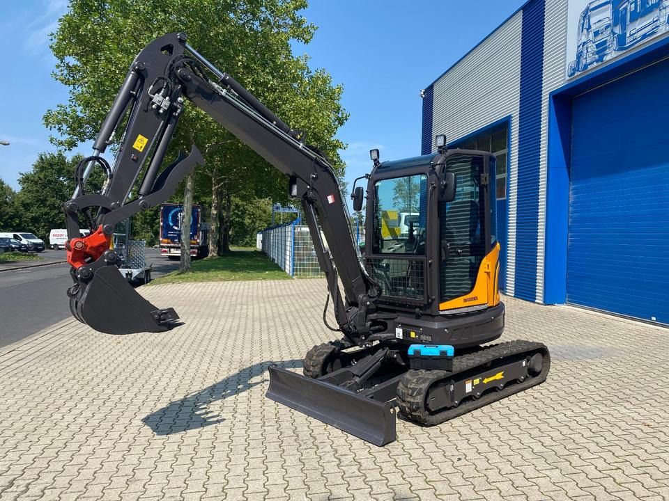 Berger Kraus BK4000KJS mini excavator, side view Berger Kraus BK4000KJS mini excavator, side view