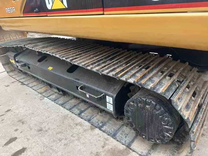 2016 Caterpillar 320C crawler excavator undercarriage view