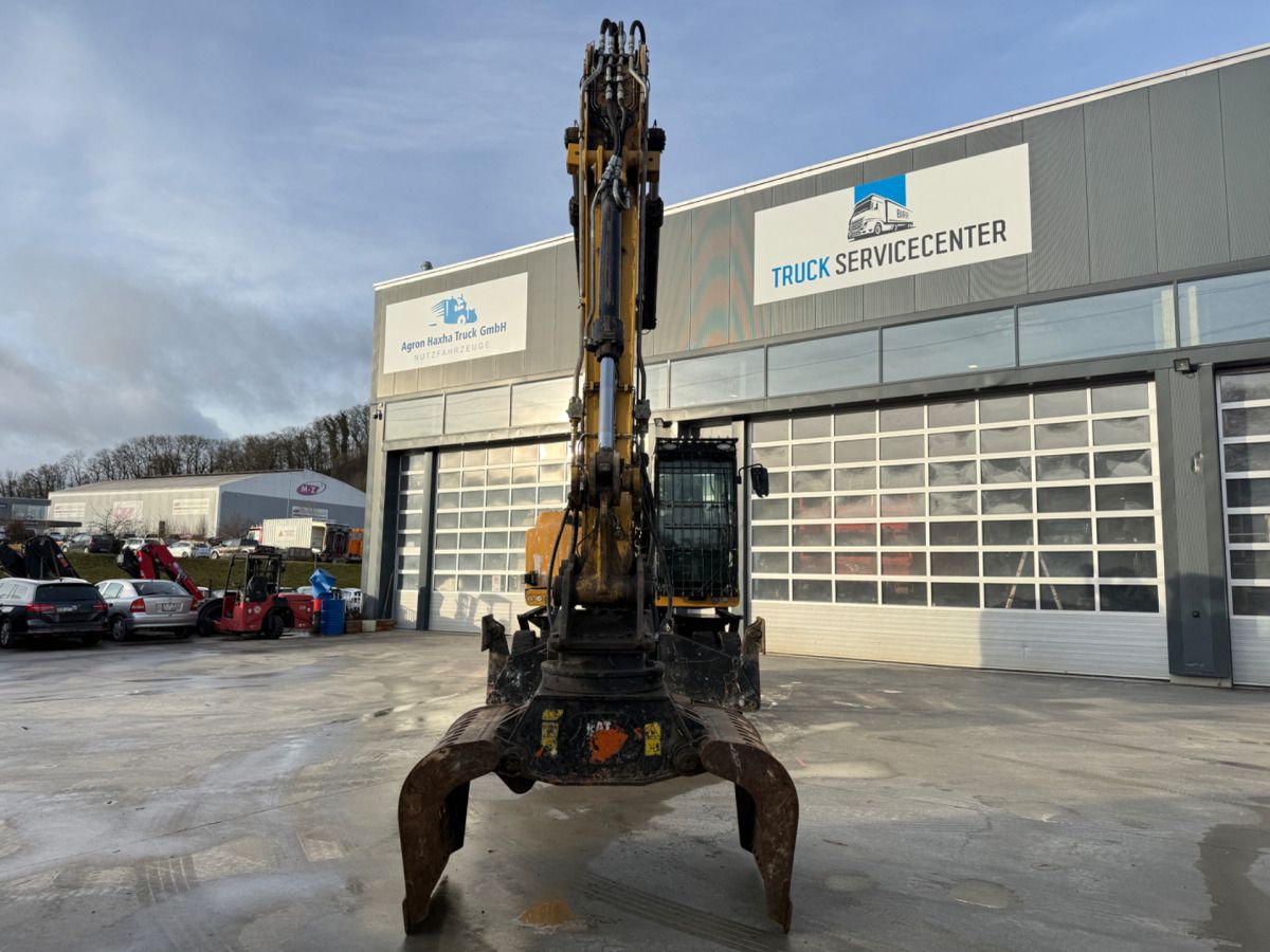 2016 Caterpillar MH3022 wheel excavator, front view with grapple attachment 2016 Caterpillar MH3022 wheel excavator, front view with grapple attachment
