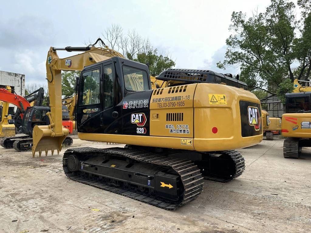 Pelle sur chenilles Caterpillar 320D2 2024, vue arrière trois-quarts