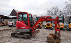 2011 Bobcat 425 EG mini excavator, side view
