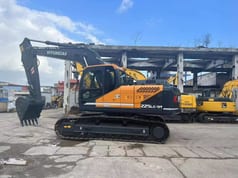 2019 Hyundai R225LC-9T crawler excavator side view 2019 Hyundai R225LC-9T crawler excavator side view