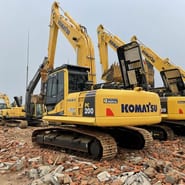 Komatsu PC200-8N1 Raupenbagger, Ansicht von hinten dreiviertel Komatsu PC200-8N1 Raupenbagger, Ansicht von hinten dreiviertel