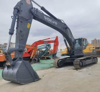 2020 Volvo EC480DL crawler excavator, front three-quarter view