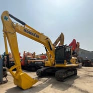 Excavadora de orugas Komatsu PC220-8 de 2018, vista frontal tres cuartos Excavadora de orugas Komatsu PC220-8 de 2018, vista frontal tres cuartos