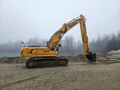 2010 Liebherr R916 LC crawler excavator, side view