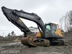 2015 Volvo EC250EL crawler excavator side view 2015 Volvo EC250EL crawler excavator side view