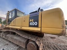 Komatsu PC400-7 crawler excavator side view Komatsu PC400-7 crawler excavator side view