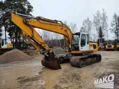 2011 Liebherr R916 LC crawler excavator, side view 2011 Liebherr R916 LC crawler excavator, side view