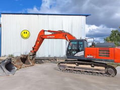 2016 Hitachi Zaxis 300LCN-6 crawler excavator side view