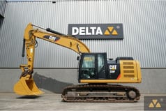 2017 Caterpillar 320FL crawler excavator, side view 2017 Caterpillar 320FL crawler excavator, side view