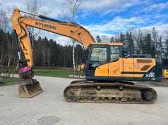 2016 Hyundai HX220L crawler excavator, side profile view 2016 Hyundai HX220L crawler excavator, side profile view
