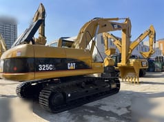 2016 Caterpillar 325CL crawler excavator, rear three-quarter view 2016 Caterpillar 325CL crawler excavator, rear three-quarter view