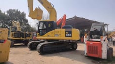 2011 Komatsu PC300-7 crawler excavator, side profile view 2011 Komatsu PC300-7 crawler excavator, side profile view