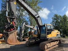 2014 Volvo EC250D crawler excavator, front three-quarter view