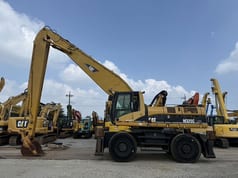 2005 Caterpillar M325C material handler side view