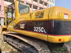 2018 Caterpillar 325CL crawler excavator, rear three-quarter view