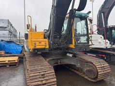 2006 Volvo EC290BNLC crawler excavator, front three-quarter view