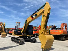 Escavatore cingolato Caterpillar 320D2 del 2022, vista anteriore tre quarti