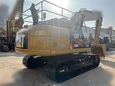 2018 Caterpillar 320D2L Raupenbagger, rechte Heckansicht