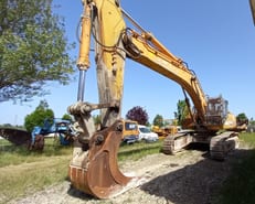 2000 CASE 9046 crawler excavator, front three-quarter view 2000 CASE 9046 crawler excavator, front three-quarter view