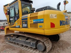 Escavatore cingolato Komatsu PC200-8 del 2023, vista posteriore tre quarti Escavatore cingolato Komatsu PC200-8 del 2023, vista posteriore tre quarti