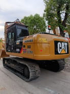 Escavatore cingolato Caterpillar 320D2L del 2024, vista posteriore tre quarti
