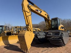 Амфибийный экскаватор 2019 Caterpillar 320CL, передний вид 3/4