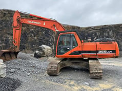 2001 Daewoo Solar 255LCV excavator, side view 2001 Daewoo Solar 255LCV excavator, side view