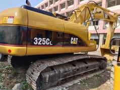 2018 Caterpillar 325CL crawler excavator, side view 2018 Caterpillar 325CL crawler excavator, side view