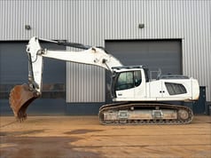 2015 Liebherr R946 crawler excavator side view 2015 Liebherr R946 crawler excavator side view