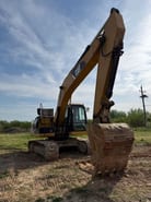 2017 Caterpillar 320D2 koparka gąsienicowa, widok z przodu pod kątem