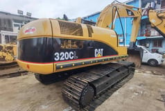 Escavadora de rastos Caterpillar 320CL de 2018, vista traseira a três quartos
