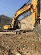 2020 Hyundai 520VS crawler excavator, side view