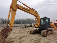 2022 Hyundai R225LC-7 crawler excavator, side view 2022 Hyundai R225LC-7 crawler excavator, side view