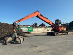 1996 Hitachi FH330LC3 crawler excavator with grapple attachment 1996 Hitachi FH330LC3 crawler excavator with grapple attachment