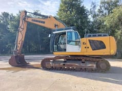 2016 Liebherr R936LC crawler excavator side view 2016 Liebherr R936LC crawler excavator side view