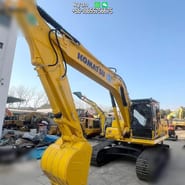 Excavadora de orugas Komatsu PC220-8 2020, vista frontal tres cuartos