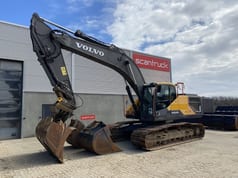 2016 Volvo EC300EL crawler excavator, side profile view 2016 Volvo EC300EL crawler excavator, side profile view