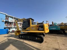Гусеничный экскаватор Komatsu PC200-8, 2020 год, вид сзади-три четверти