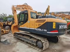 2019 Hyundai R220LC-9S crawler excavator, rear three-quarter view 2019 Hyundai R220LC-9S crawler excavator, rear three-quarter view