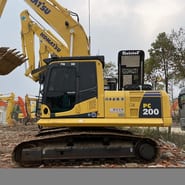 Komatsu PC200-8N1 Raupenbagger, Seitenansicht