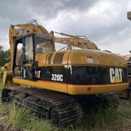 Excavator pe șenile Caterpillar 320C, vedere din spate trei sferturi Excavator pe șenile Caterpillar 320C, vedere din spate trei sferturi
