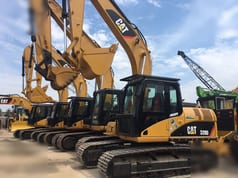 2018 Caterpillar 320D rupsgraafmachine, zijaanzicht van meerdere units 2018 Caterpillar 320D rupsgraafmachine, zijaanzicht van meerdere units