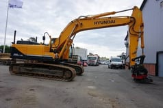 2015 Hyundai R260LC-9A crawler excavator, side profile view