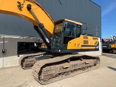 2016 Hyundai HX380L crawler excavator, side view
