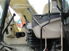 Interno cabina escavatore cingolato Caterpillar 320CL del 2016